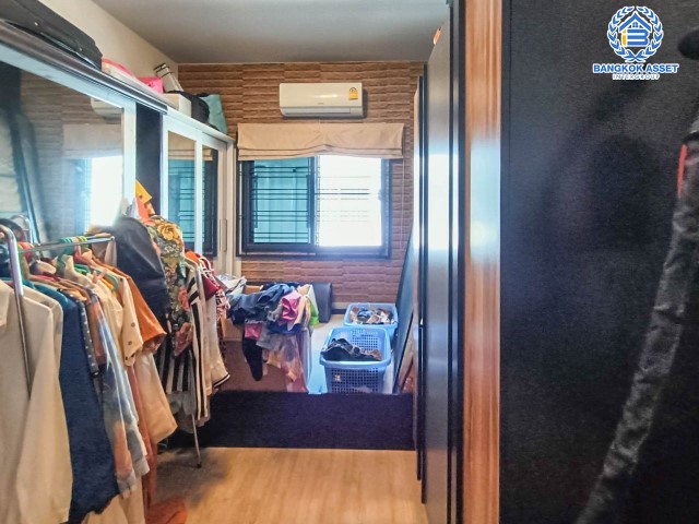 *****ทาวน์เฮ้าส์มือสอง นนทบุรี บ้านคุณภาพจากแบรนด์ Sansiri ม.สิริเพลส ติวานนท์ เนื้อที่ 21.40 ตร.ว. ฟังก์ชัน 3 ห้องนอน 3 ห้องน้ำ 2 ที่จอดรถ ตกแต่งสวย พร้อมเข้าอยู่ ทำเลเดินทางสะดวก เชื่อมต่อถนนรัตนาธิเบศร์, ถนนแจ้งวัฒนะ, ถนนบางกรวย-ไทรน้อย, ถนนชัยพฤกษ์ ใกล้โรบินสันศรีสมาน และทางด่วน "อุดรรัถยา" จองเลย!